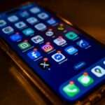 Smartfon z widoczną siatką ikon aplikacji i powiadomieniami na ekranie.