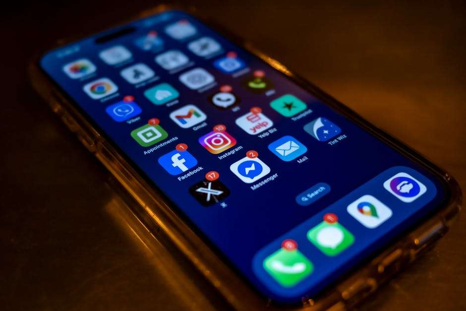 Smartfon z widoczną siatką ikon aplikacji i powiadomieniami na ekranie.