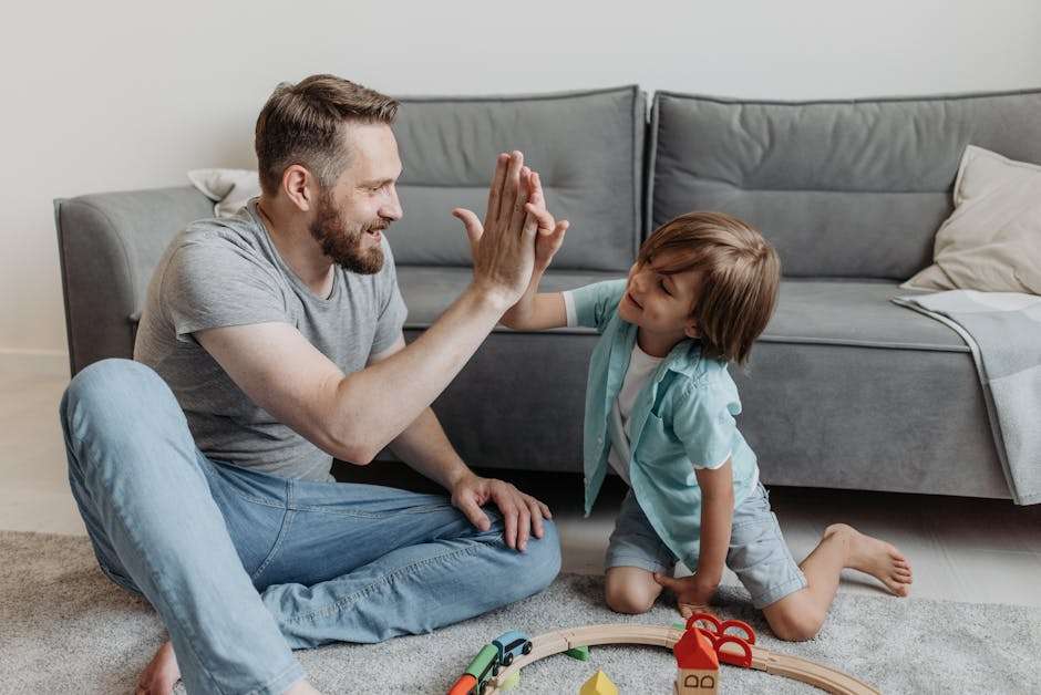 Ojciec i syn przybijający sobie piątkę.