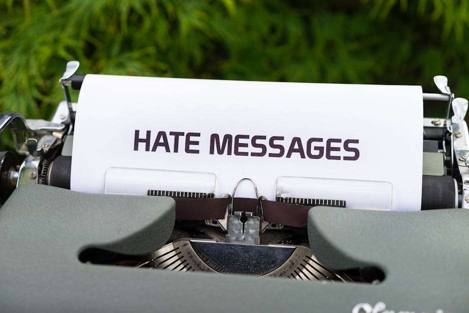 Arkusz papieru z napisem "HATE MESSAGES" włożony do maszyny do pisania.