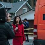 reporterka z mikrofonem w ręce mówiąca do kamery
