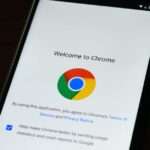 Ekran smartfona z ekranem powitalnym aplikacji Google Chrome.