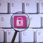 klawiatura, lupa i kłódka