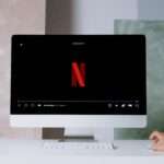 komputer z logo Netfliksa na ekranie