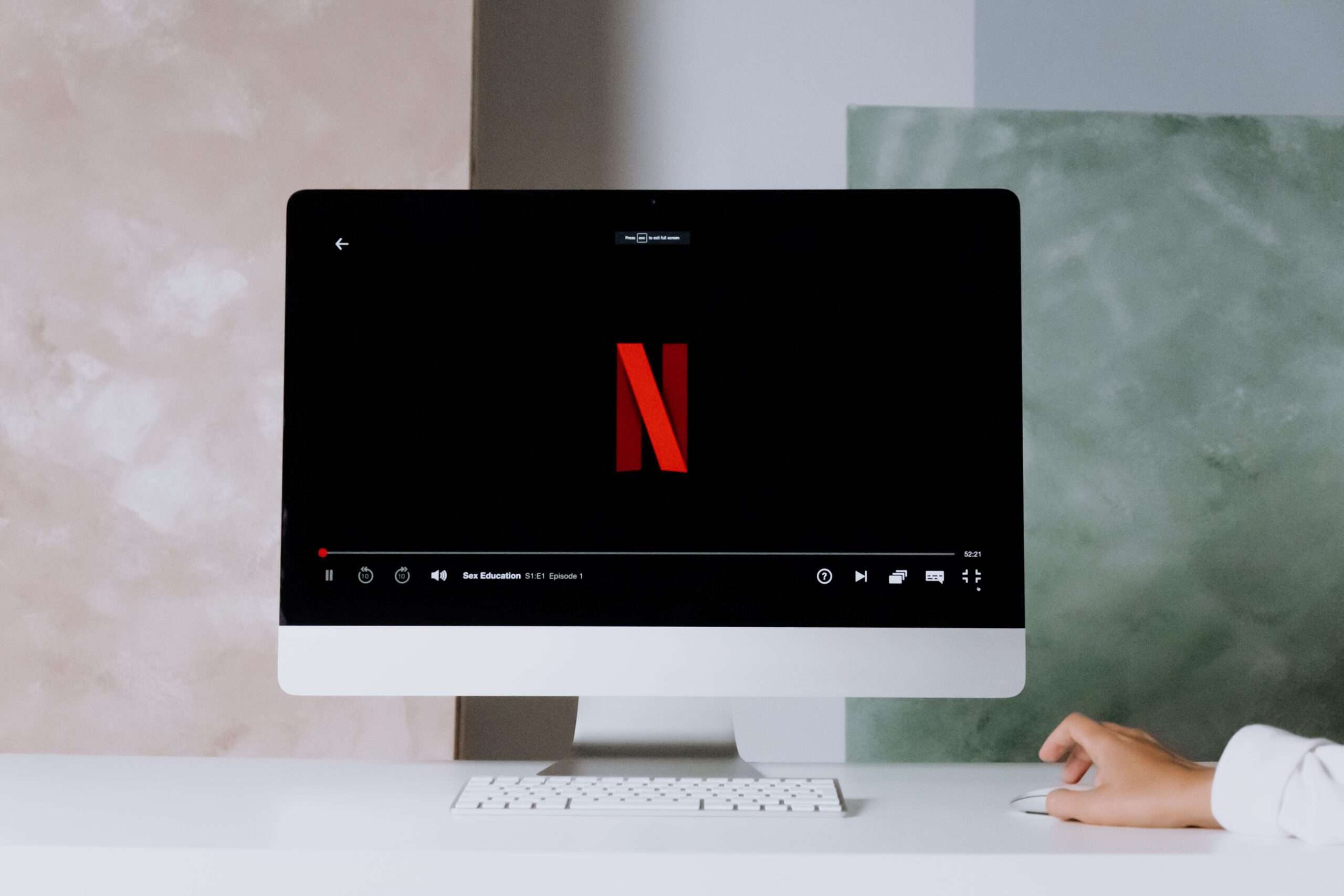 komputer z logo Netfliksa na ekranie
