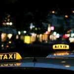 lampy taxi w nocy