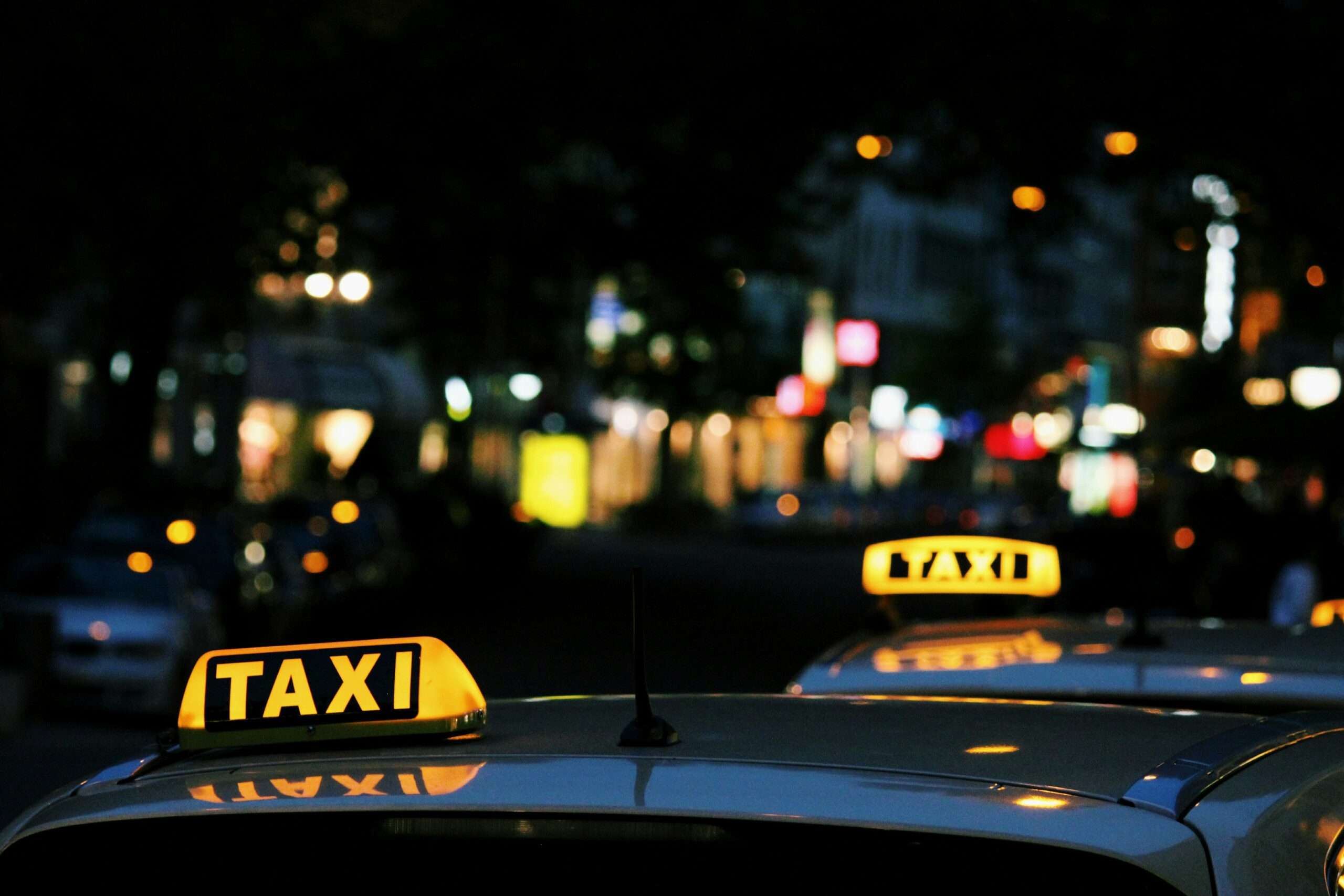 lampy taxi w nocy