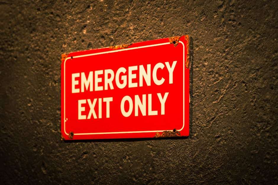 czerwona tablica z napisem "EMERGENCY EXIT ONLY"