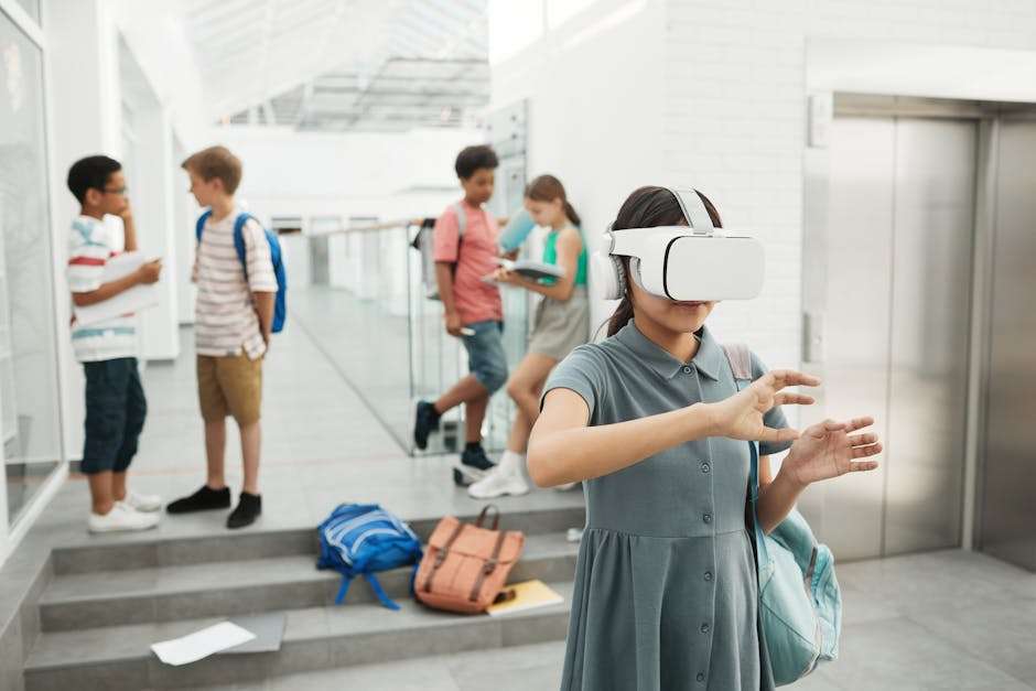 Uczennica testuje gogle VR na szkolnym korytarzu.